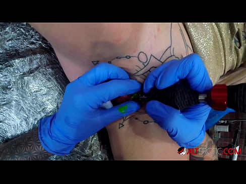 ❤️ Sully Savage-k izugarri tatuatu zuen klitorian tatuaje bat egin zuen ❤️❌ Azal pornoa gugan ☑